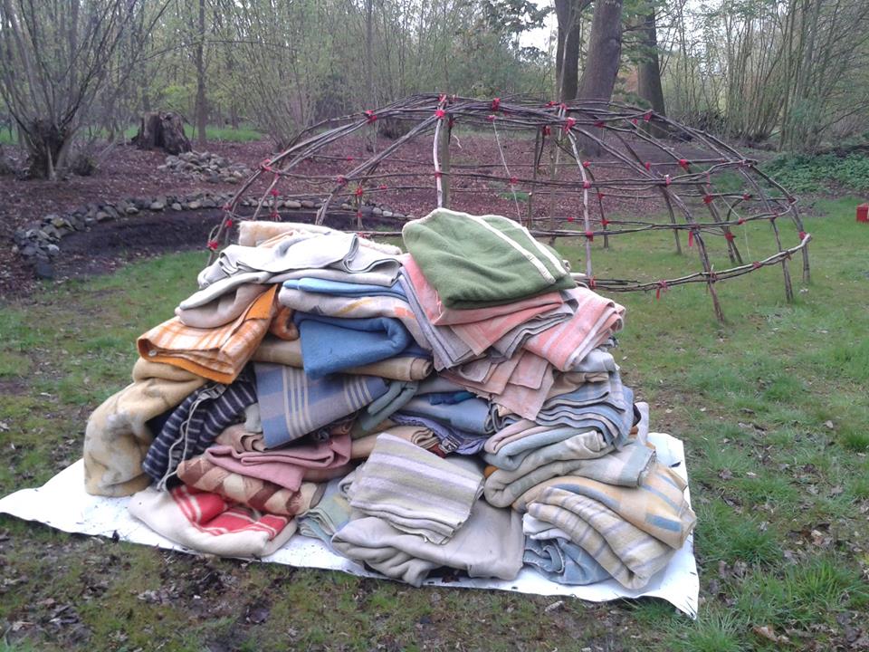 dekens-naast-hut.jpg